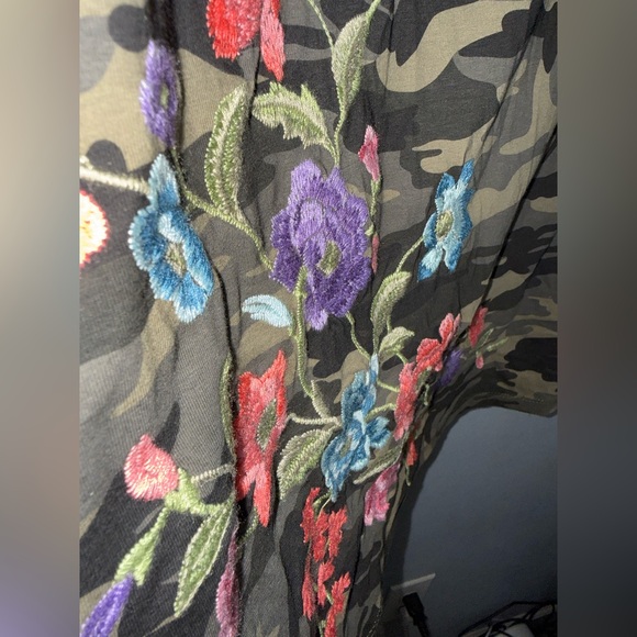 Paparazzi by Biz camo floral embroidered top size Large NWOT - Picture 4 of 9
